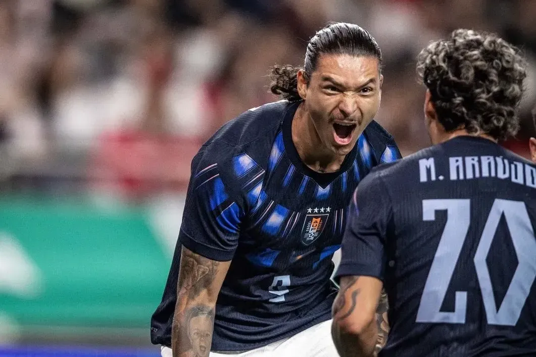 Bis de Darwin e assistência de Maxi Araújo na vitória do Uruguai